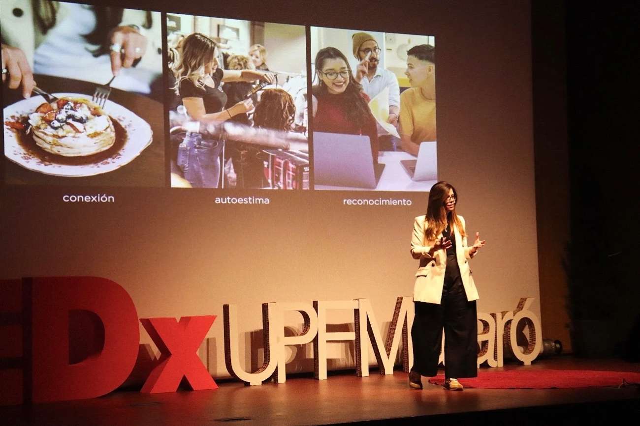 Daniela Goicoechea en el escenario de TEDxUPFMataró